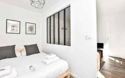 Dairenin tamamı konumu 6 Rue Pinel, 93200 Saint-Denis, France, 7 11 görüntüsü
