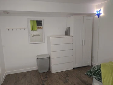 Room for rent with double bed Toronto