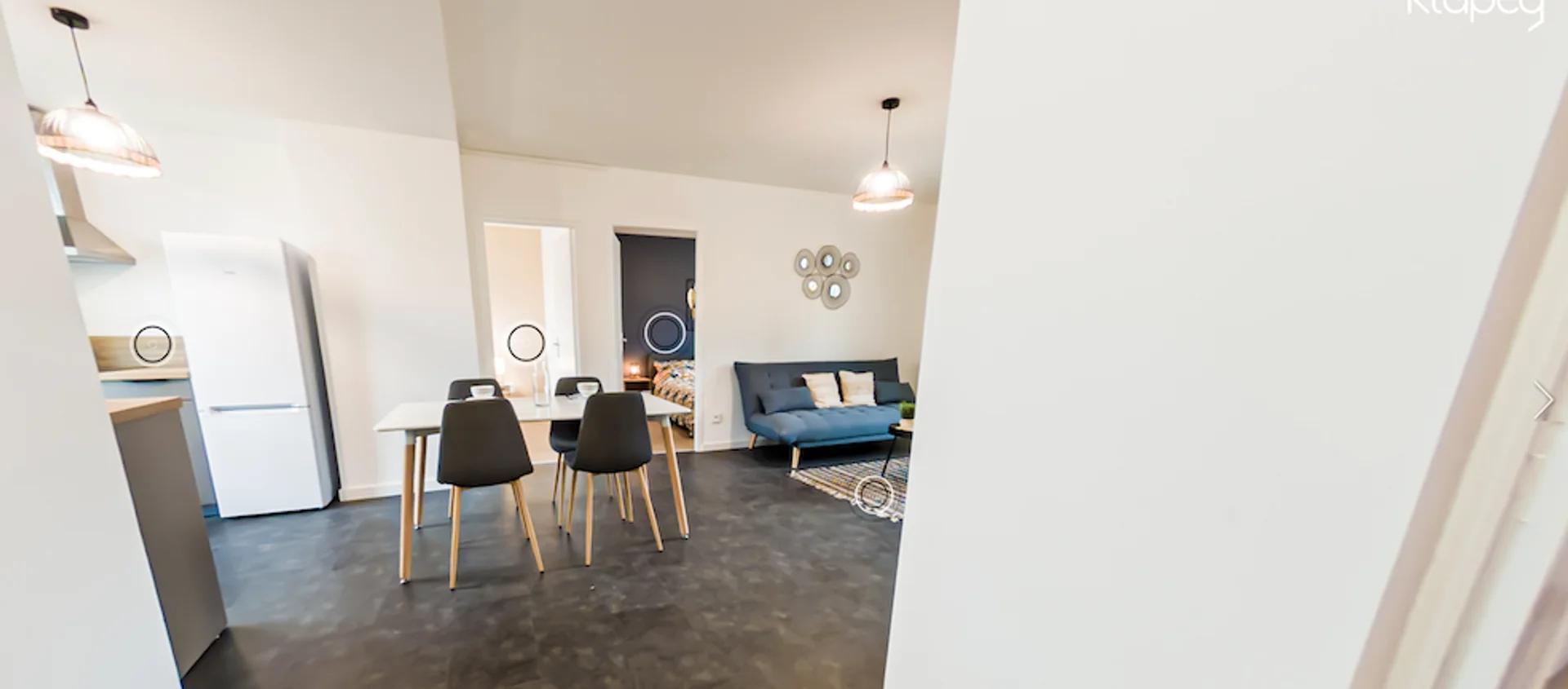 Quarto de estudante em  com área de estudo e instalações partilhadas