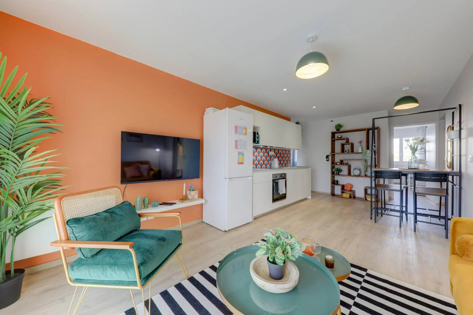Chambre d'étudiant à  avec espace d'étude et installations communes