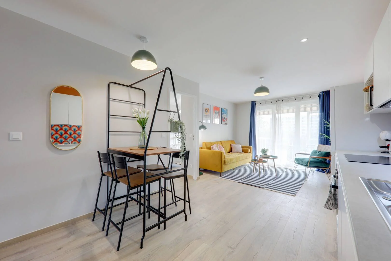 Chambre d'étudiant à  avec espace d'étude et installations communes