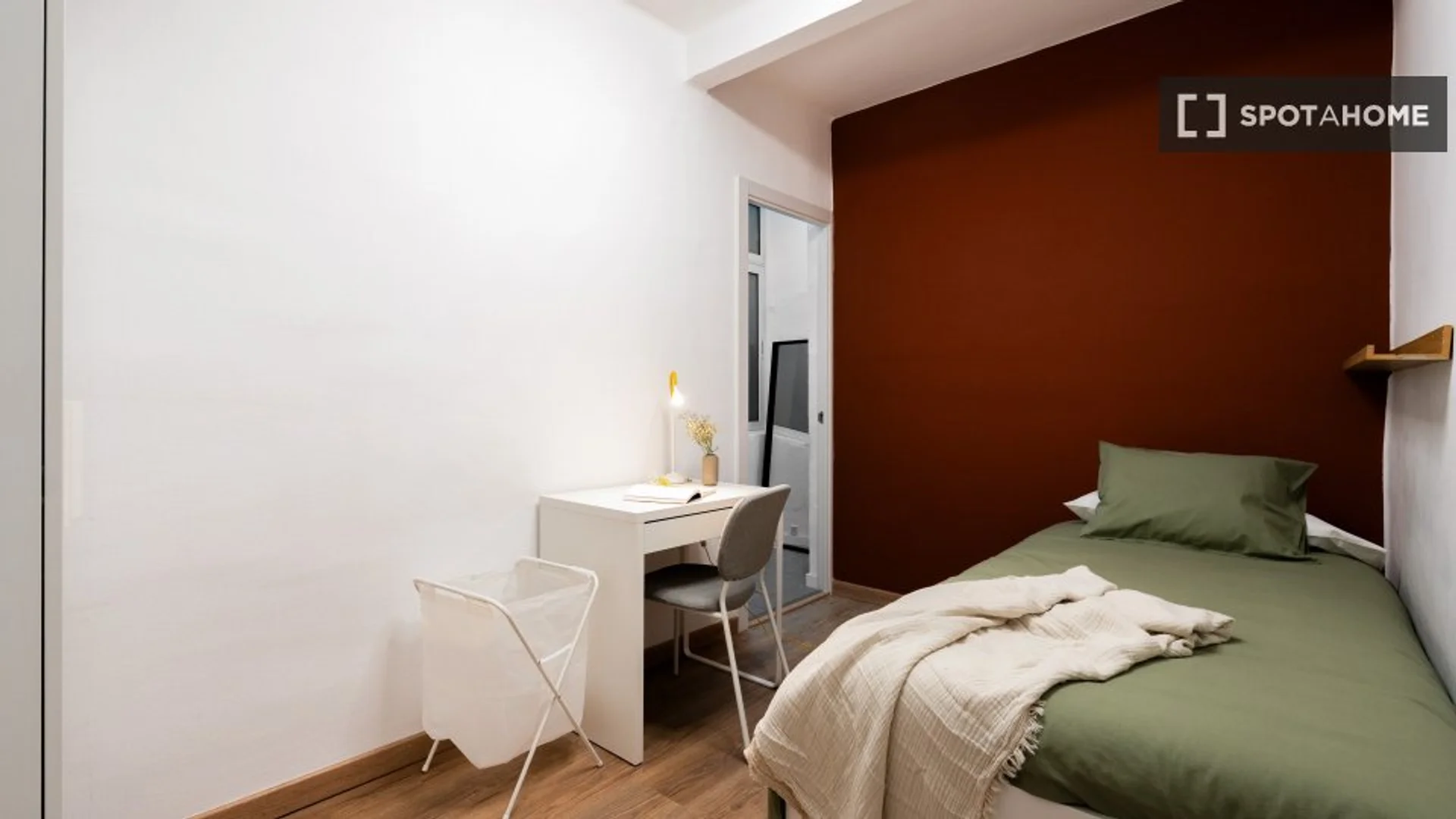 Chambre conviviale pour les étudiants dans avec des équipements modernes