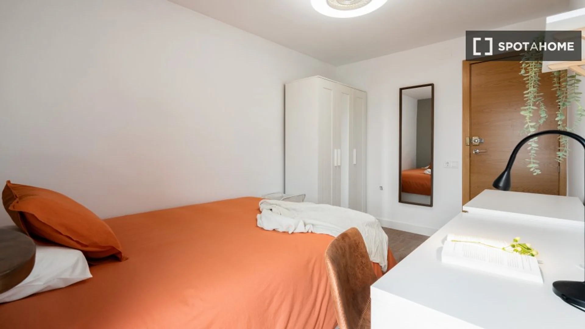 Habitación estudiantil amplia y cómoda en 