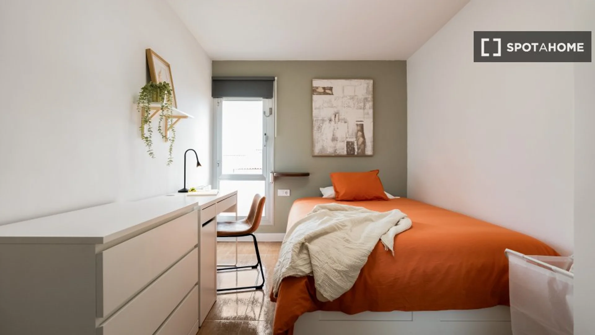 Habitación para estudiantes en  con área de estudio y facilidades compartidas
