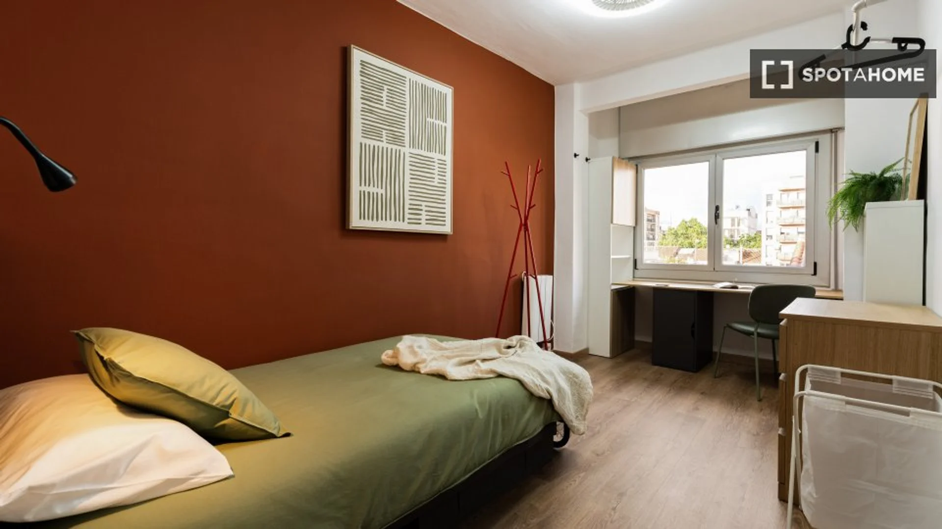 Habitación estudiantil amplia y cómoda en 