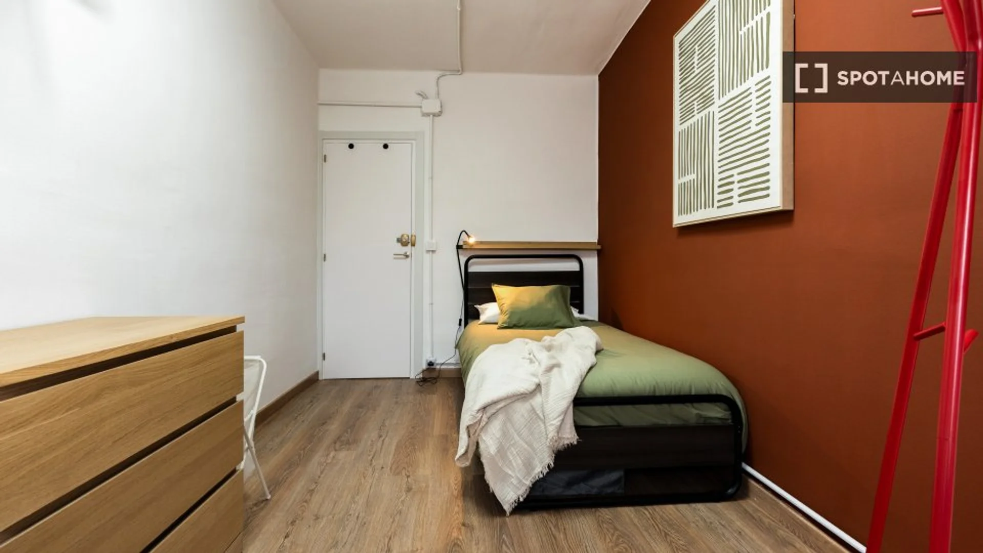 Habitación estudiantil amplia y cómoda en 