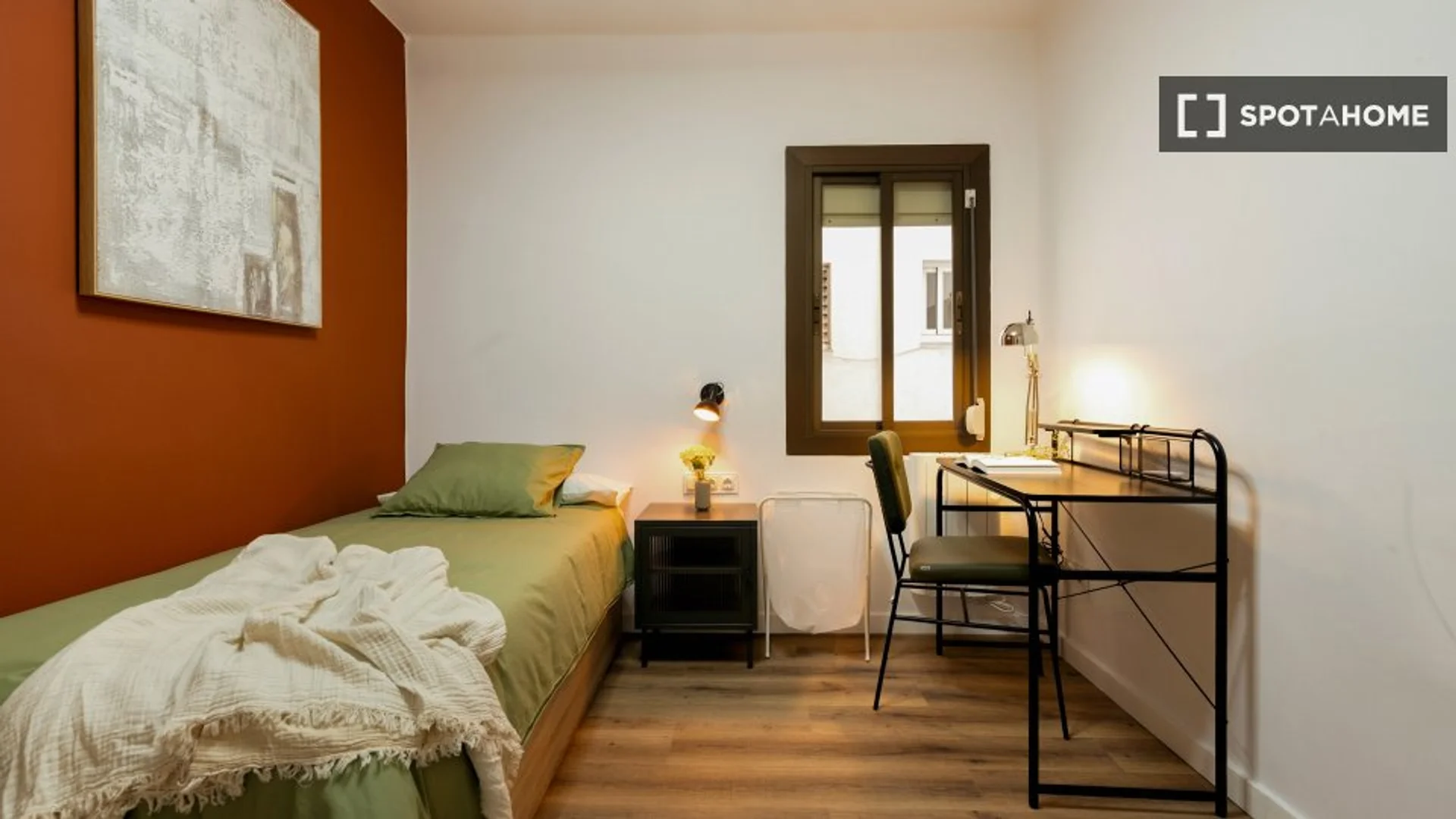 Funktionelles Studentenzimmer perfekt zum Studieren in