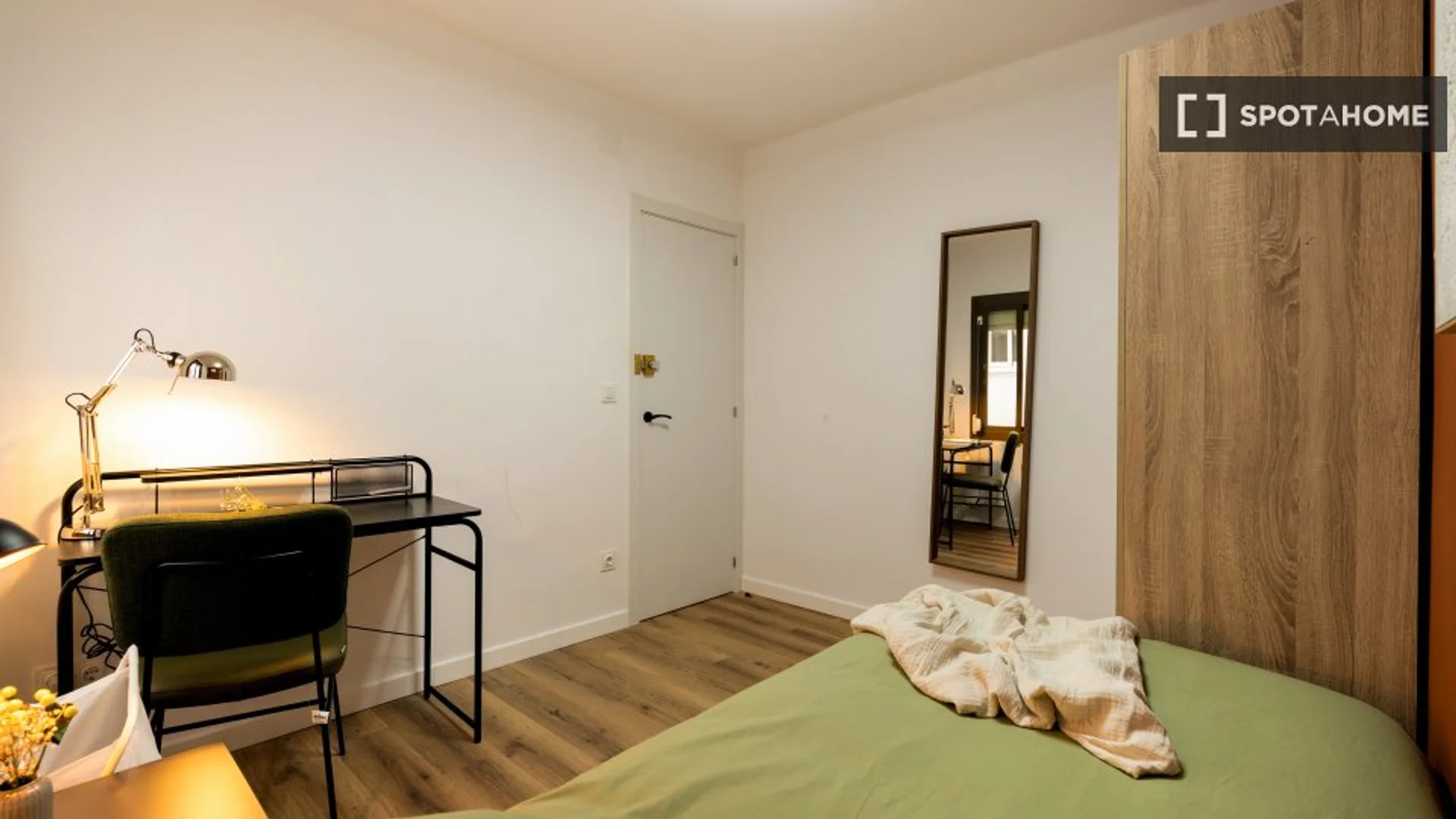 Funktionelles Studentenzimmer perfekt zum Studieren in