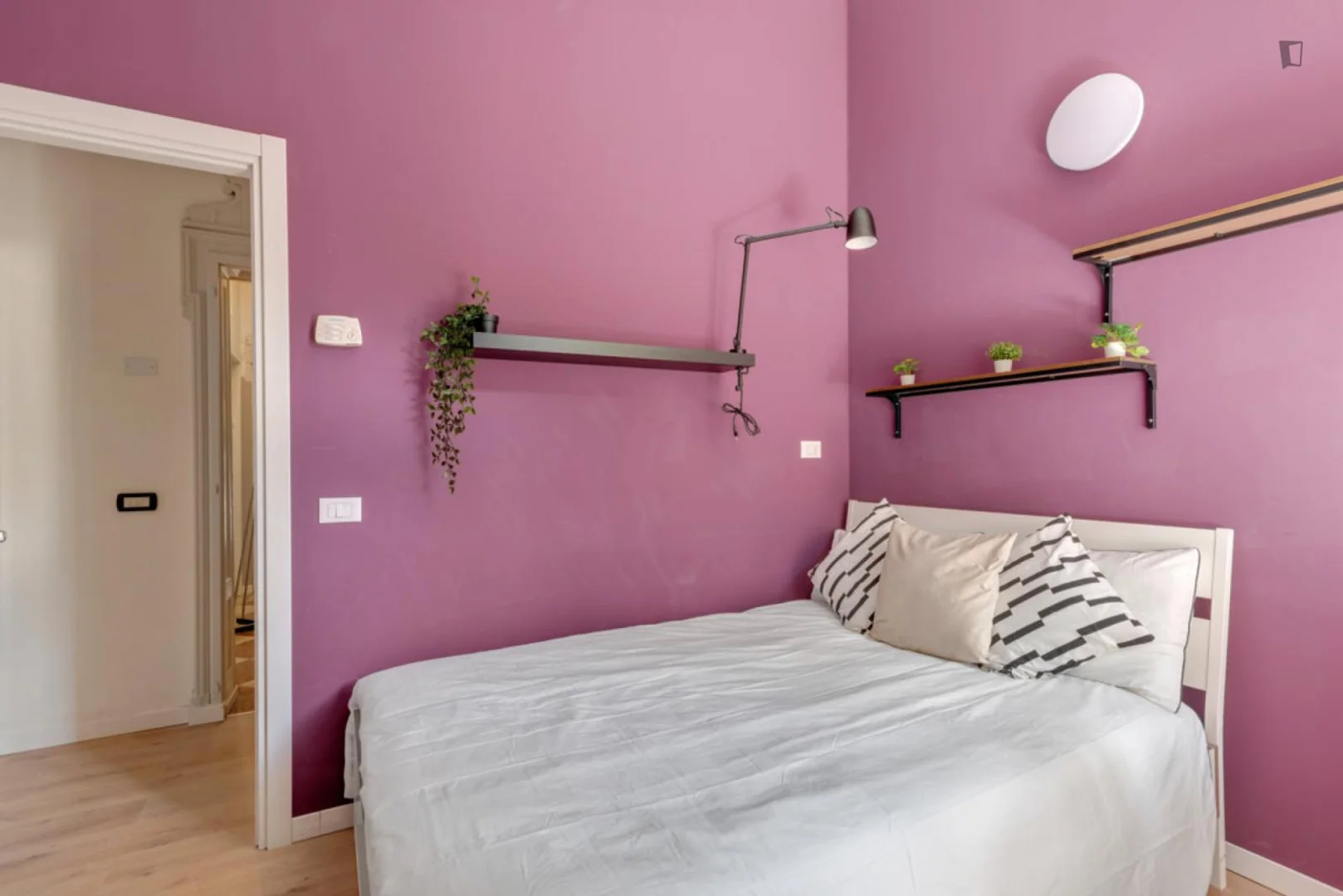 Comfortable and spacious student room in 
