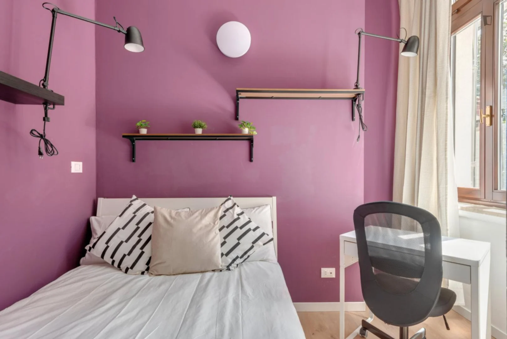 Bright and airy student room with easy university access in 