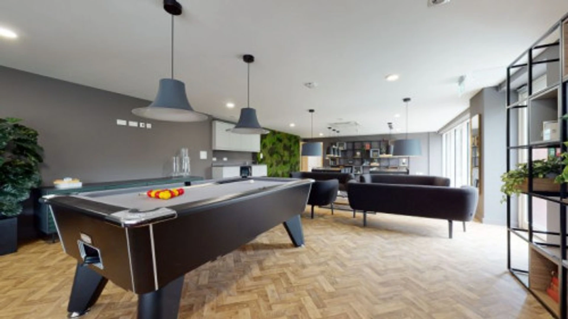 Bright and airy student room with easy university access in 