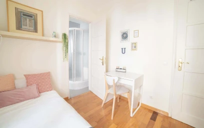 Quarto privado em R. Actor Vale 51, 1900-179 Lisboa, Portugal, imagem 2 de 20