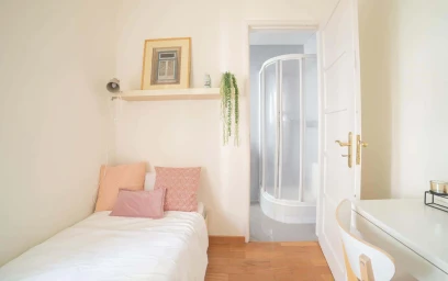Quarto privado em R. Actor Vale 51, 1900-179 Lisboa, Portugal, imagem 3 de 20