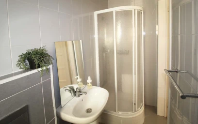 Quarto privado em R. Actor Vale 51, 1900-179 Lisboa, Portugal, imagem 5 de 20