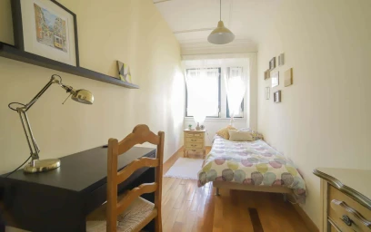 Quarto para alugar com cama de casal em {area}