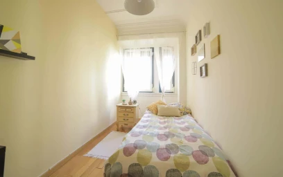 Quarto privado em R. Actor Vale 51, 1900-179 Lisboa, Portugal, imagem 2 de 20
