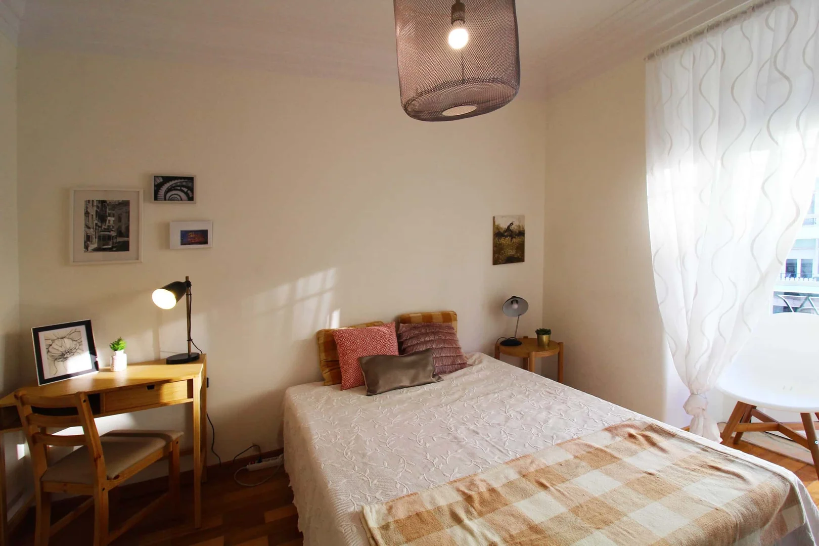 Quarto para alugar em apartamento de estudantes em , totalmente mobilado