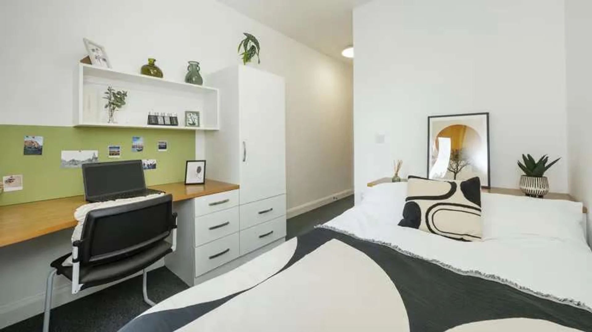 Habitación para estudiantes en con área de estudio y facilidades compartidas