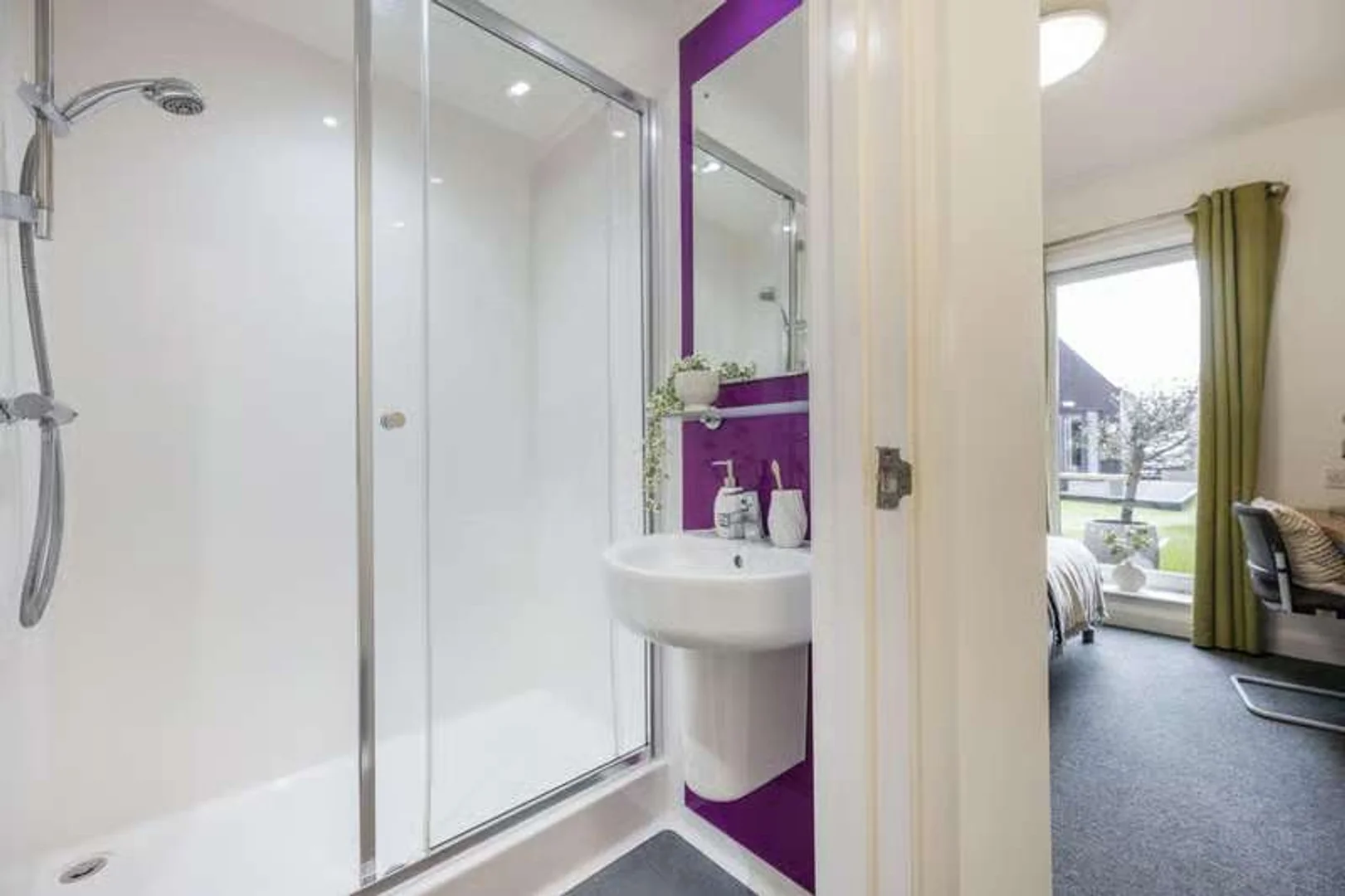 Habitación estudiantil funcional perfecta para estudiar en