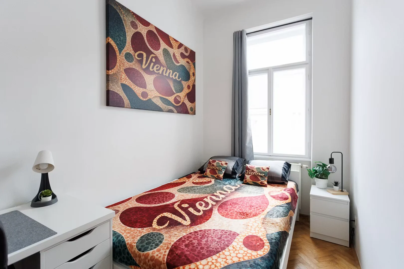 Chambre d'étudiant à  avec espace d'étude et installations communes
