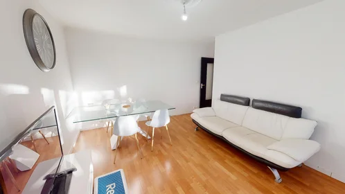 Habitación privada en 11 Square Du Haut Blosne, imagen 30 de 36