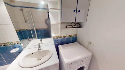 Habitación privada en 11 Square Du Haut Blosne, imagen 33 de 36
