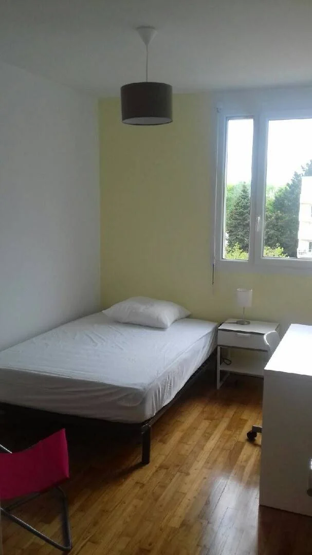 Quarto de estudante económico perto do campus em 
