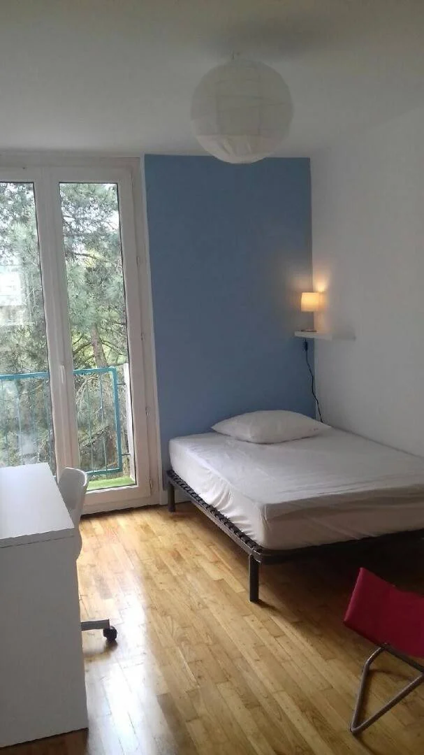 Quarto de estudante confortável e espaçoso em 