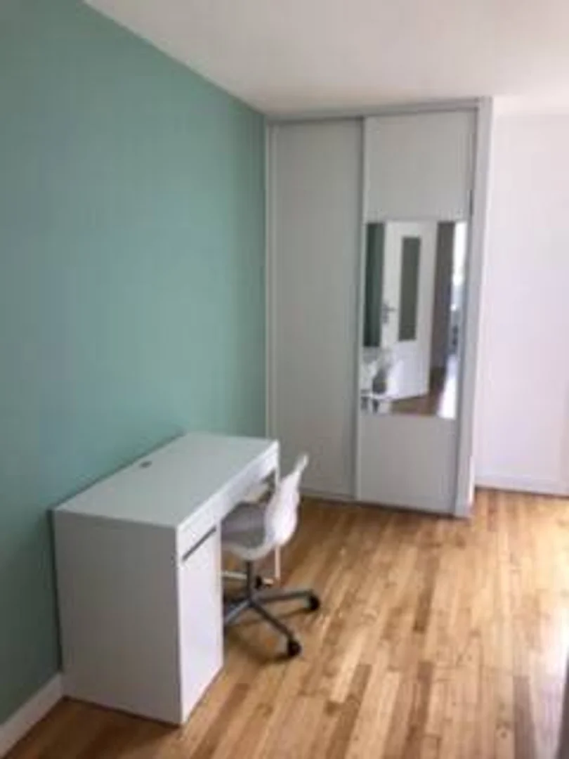 Quarto de estudante luminoso e arejado com acesso fácil à universidade em 