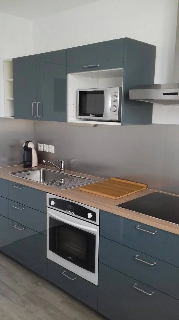 Quarto de estudante luminoso e arejado com acesso fácil à universidade em 