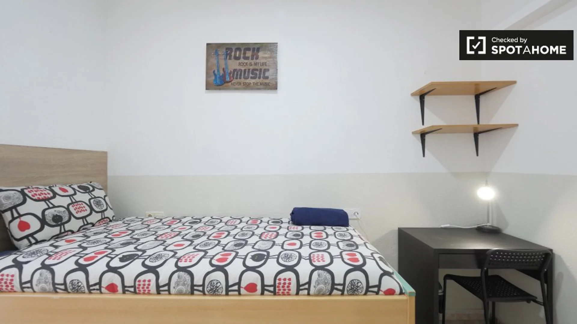 Funkcjonalny pokój studencki idealny do nauki w 