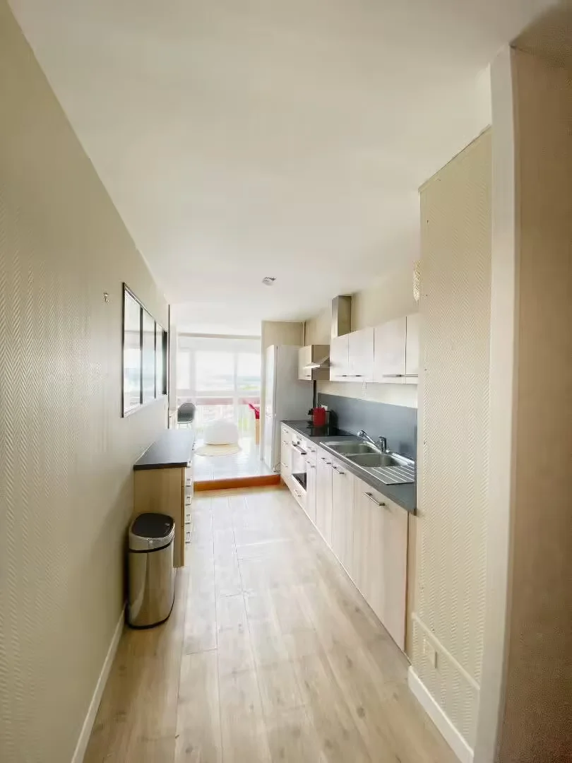 Affordable room for students with ample lighting in 