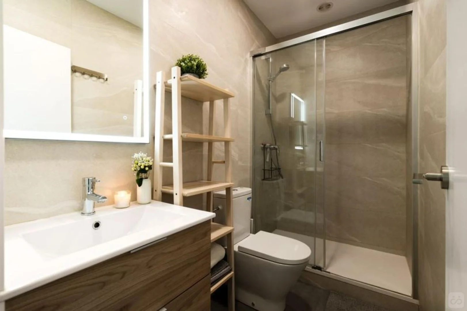 'de öğrenci dairesinde, tamamen mobilyalı kiralık oda