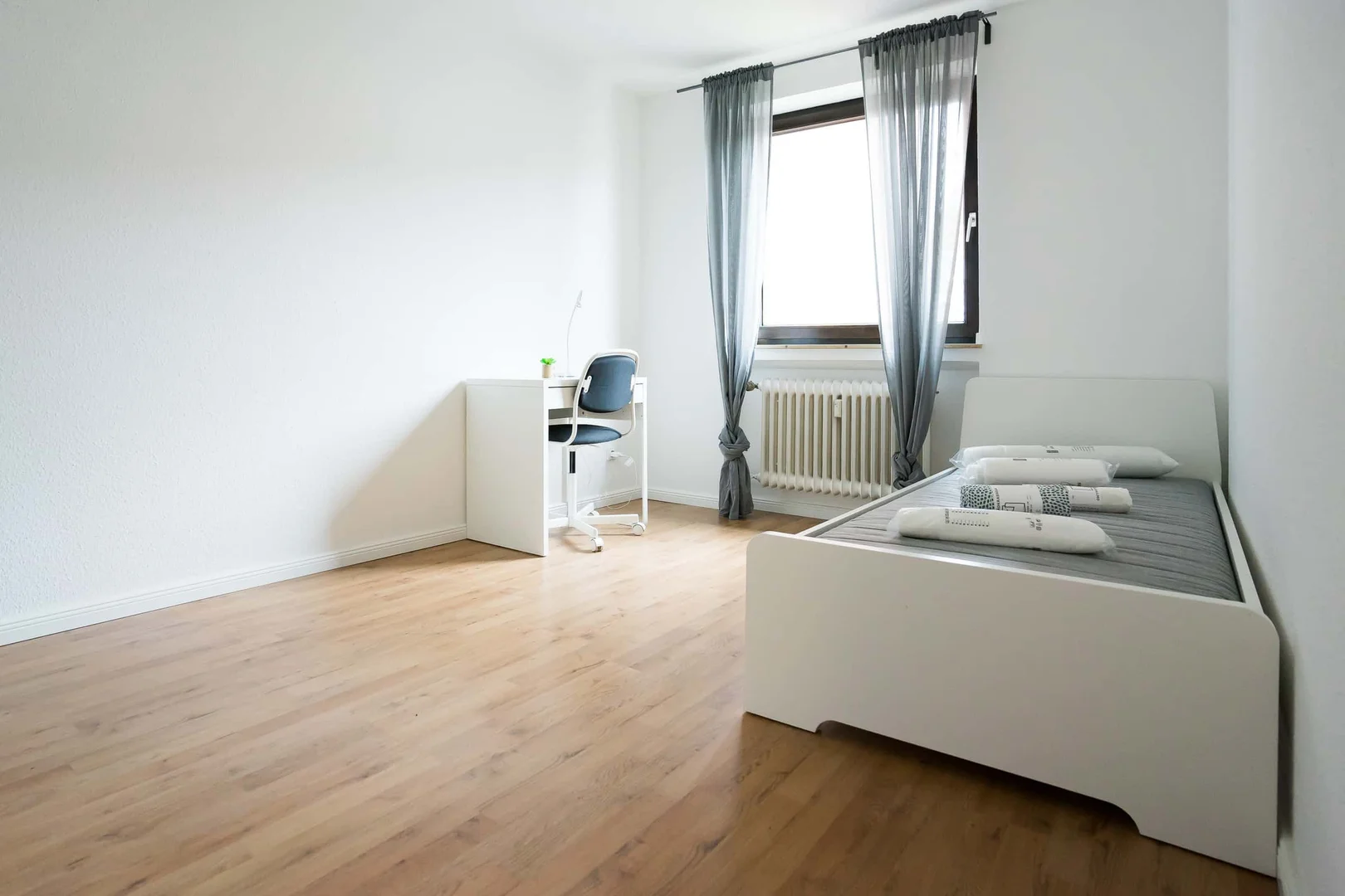 Studentenzimmer in mit Arbeitsbereich und Gemeinschaftseinrichtungen