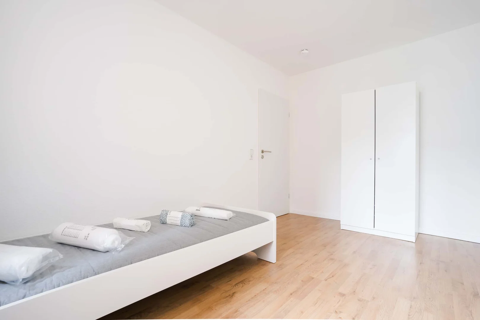 Studentenzimmer in mit Arbeitsbereich und Gemeinschaftseinrichtungen