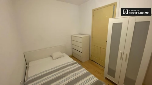 Bright private room in Porto