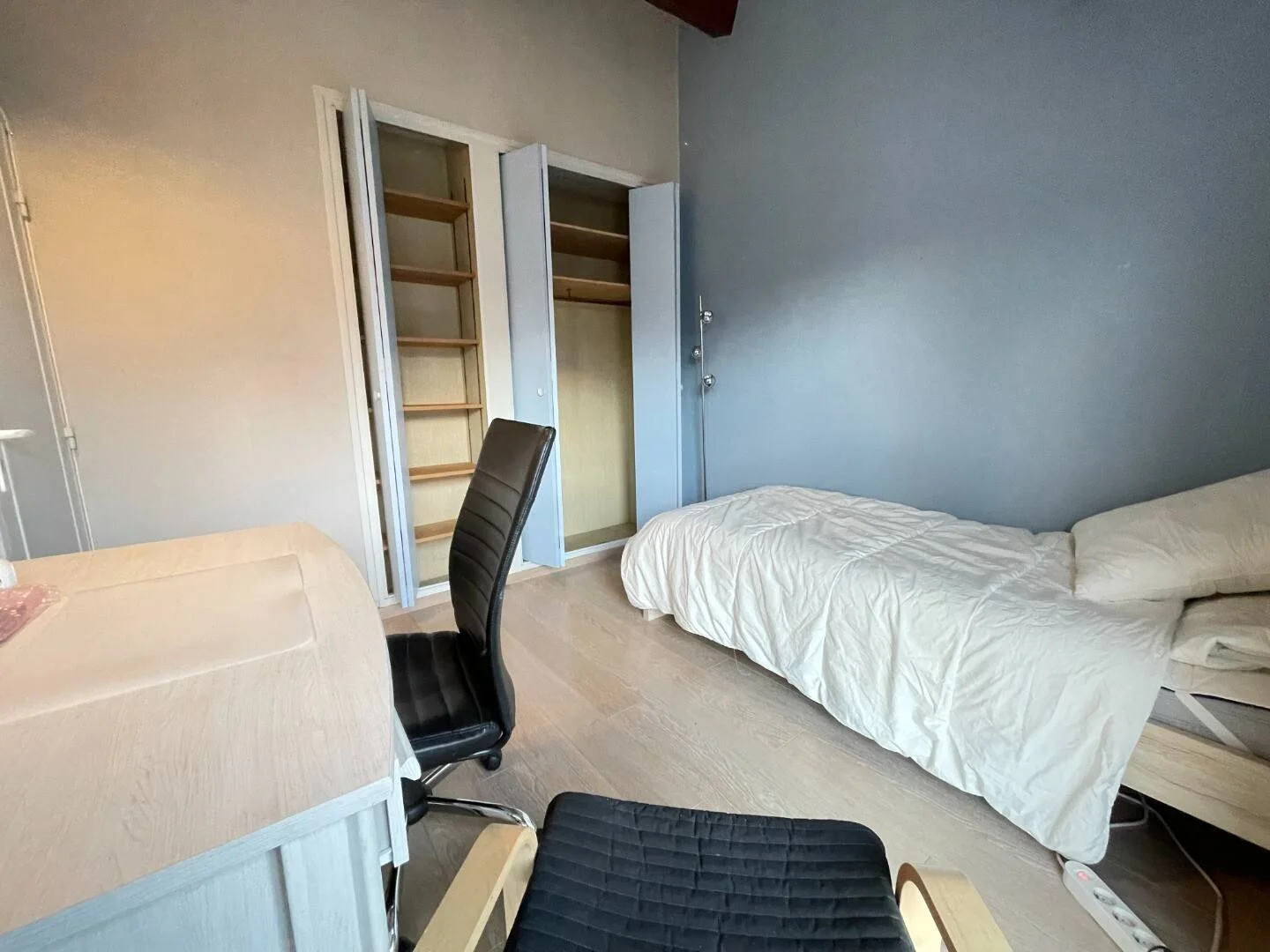 Chambre conviviale pour les étudiants dans  avec des équipements modernes