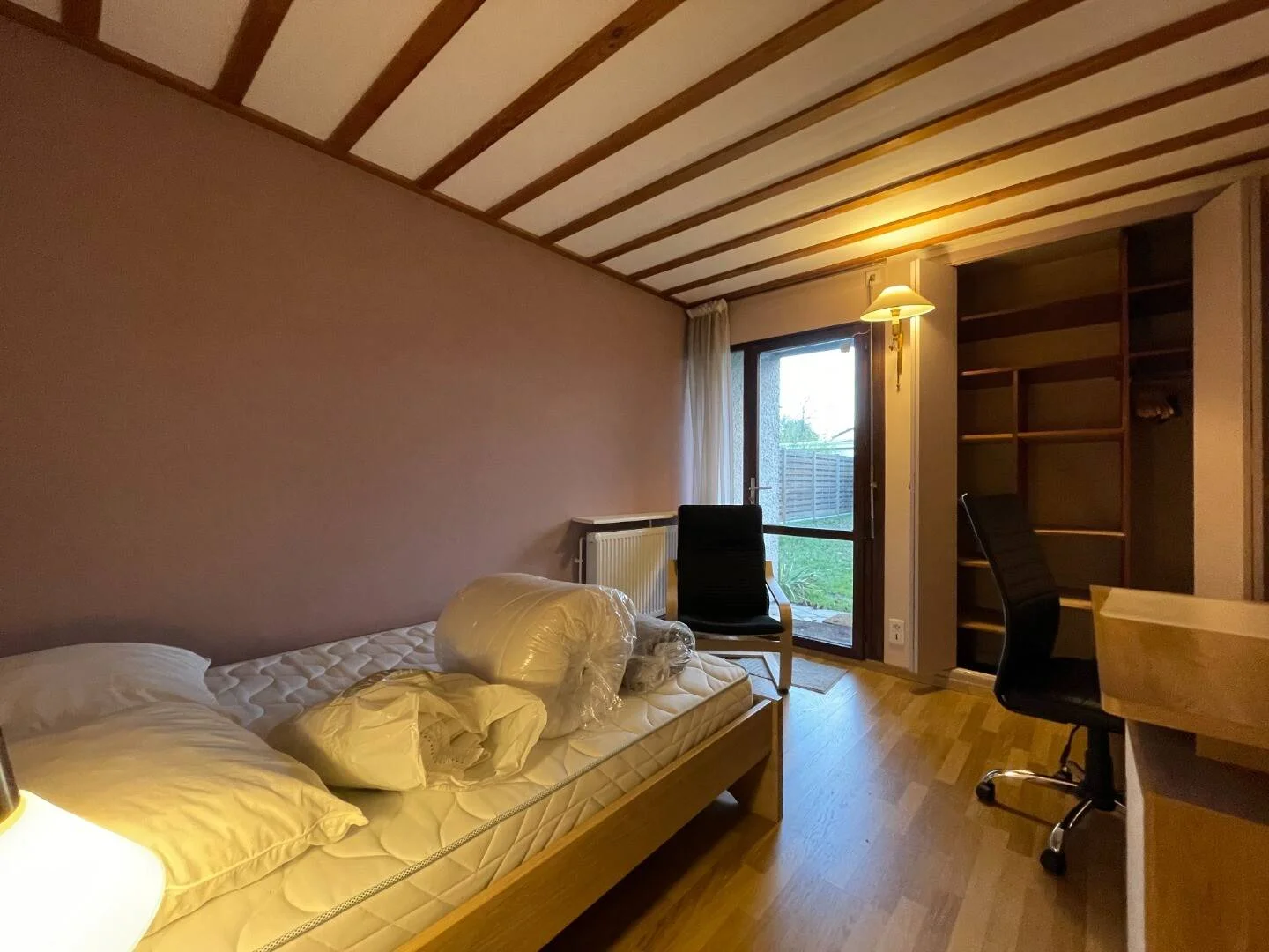 Chambre abordable pour les étudiants avec un bon éclairage dans 