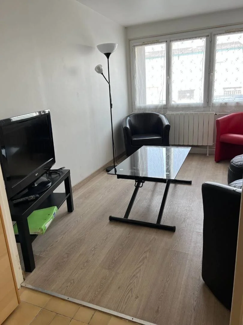 Functional student room perfect for studying in 
