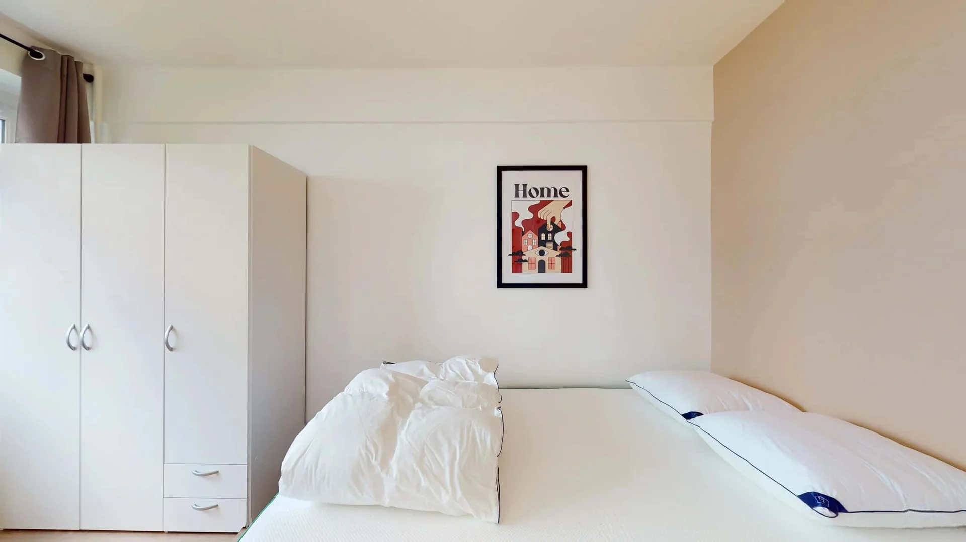 Chambre abordable pour les étudiants avec un bon éclairage dans 