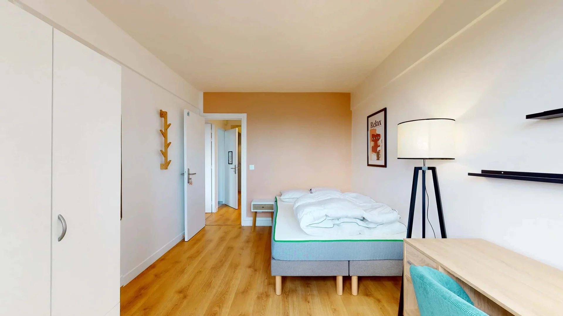 Chambre confortable pour étudiants disponible dans 