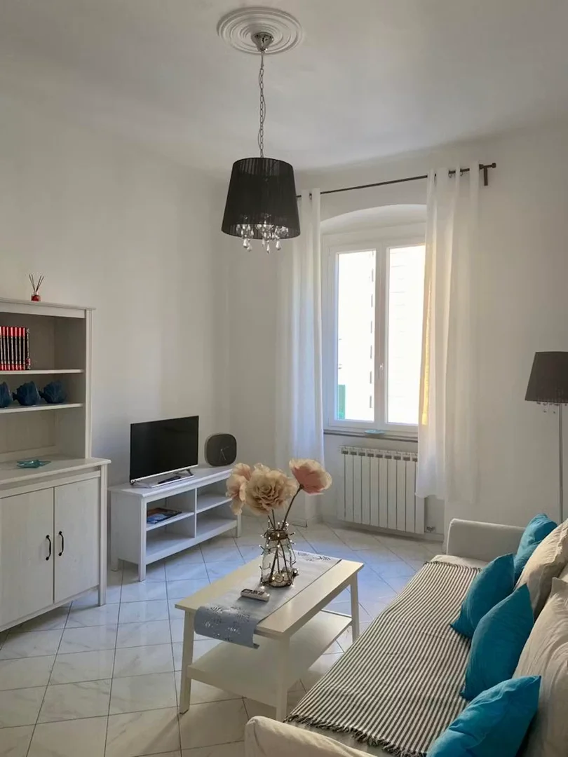 Habitación estudiantil funcional perfecta para estudiar en 