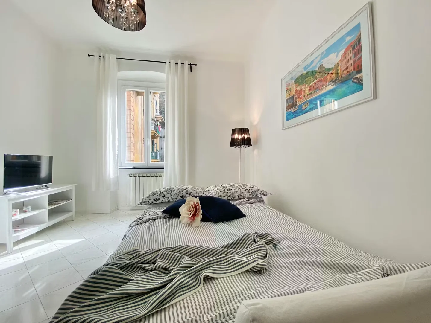 Habitación estudiantil luminosa y aireada con fácil acceso a la universidad en 