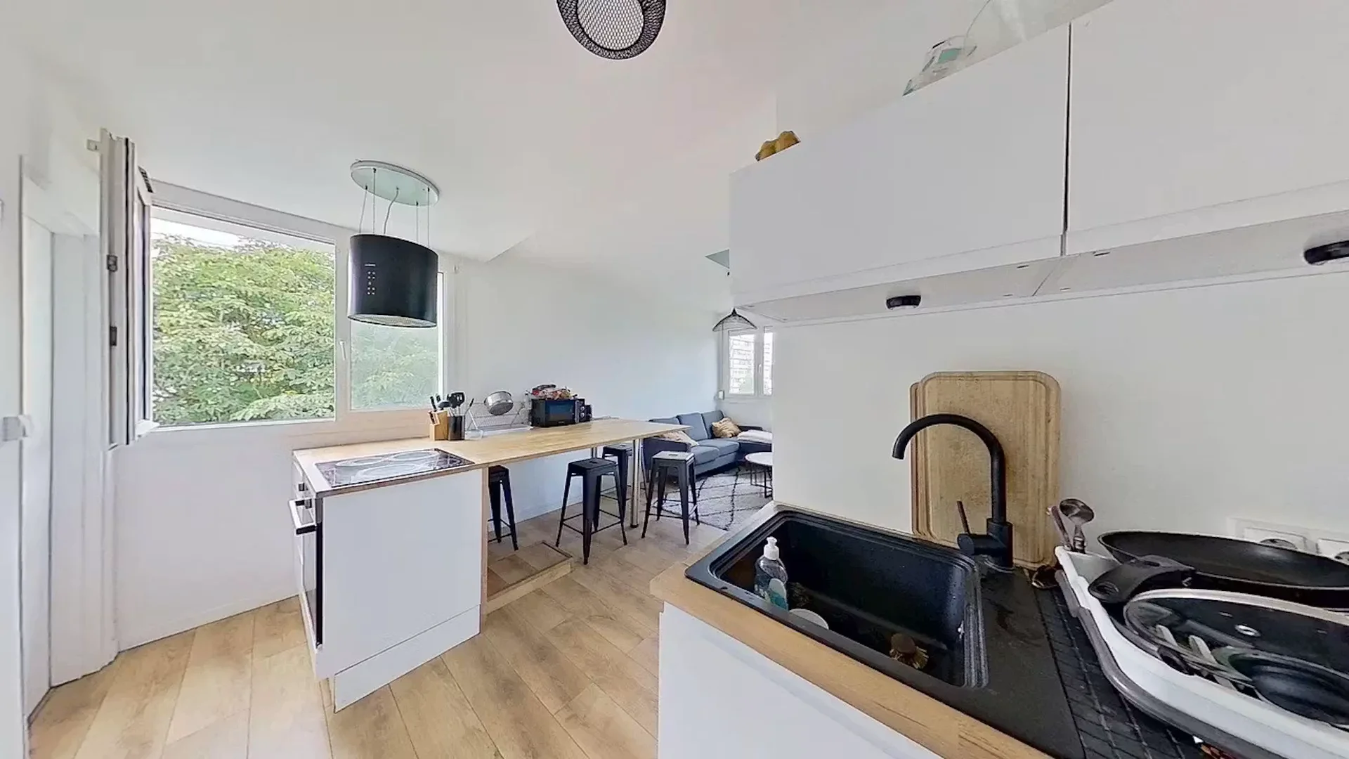 Quarto de estudante confortável e espaçoso em