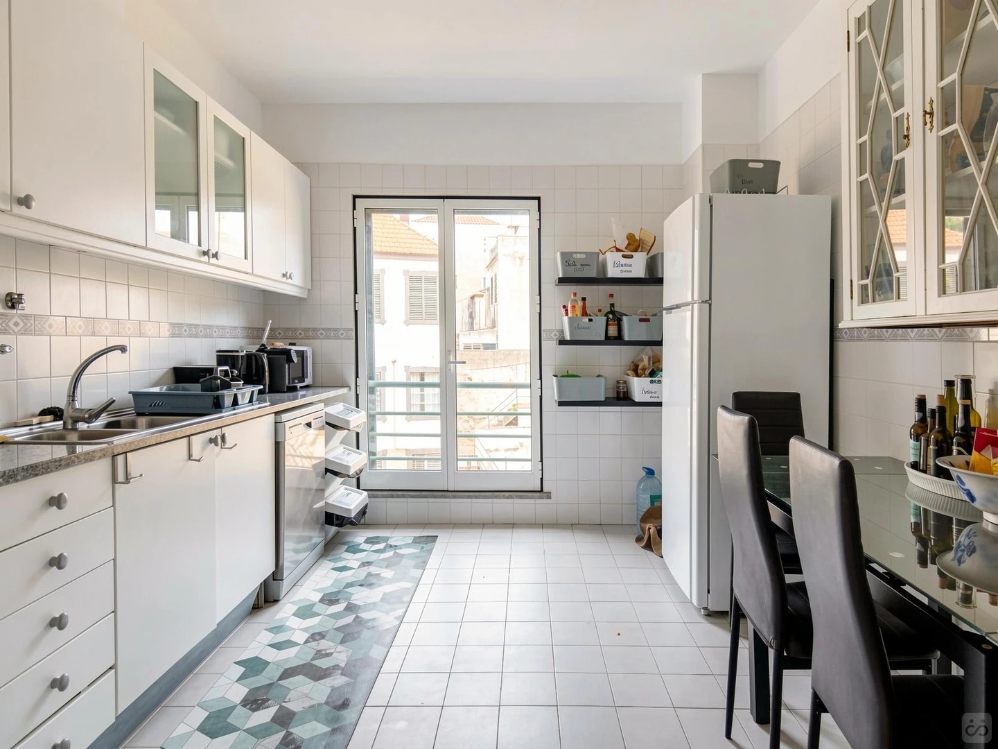 Quarto de estudante luminoso e arejado com acesso fácil à universidade em 