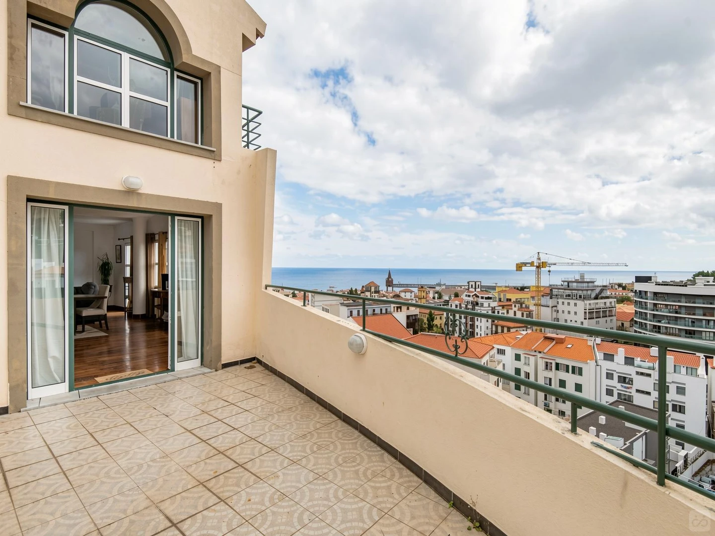 Quarto acessível para estudantes com iluminação ampla em 