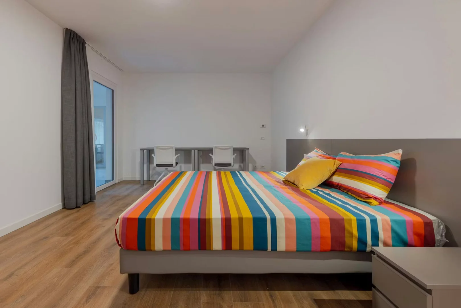 Zimmer in Studentenwohnung in zu vermieten, voll möbliert