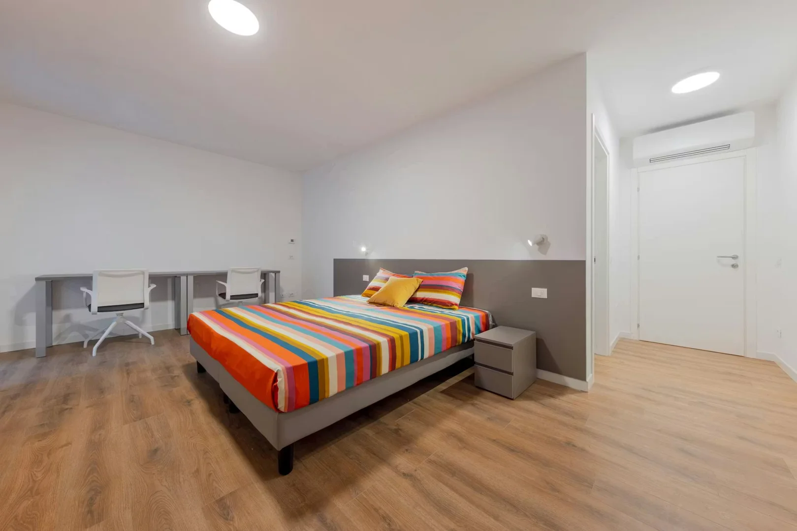 Bezahlbares Zimmer für Studenten mit ausreichender Beleuchtung in