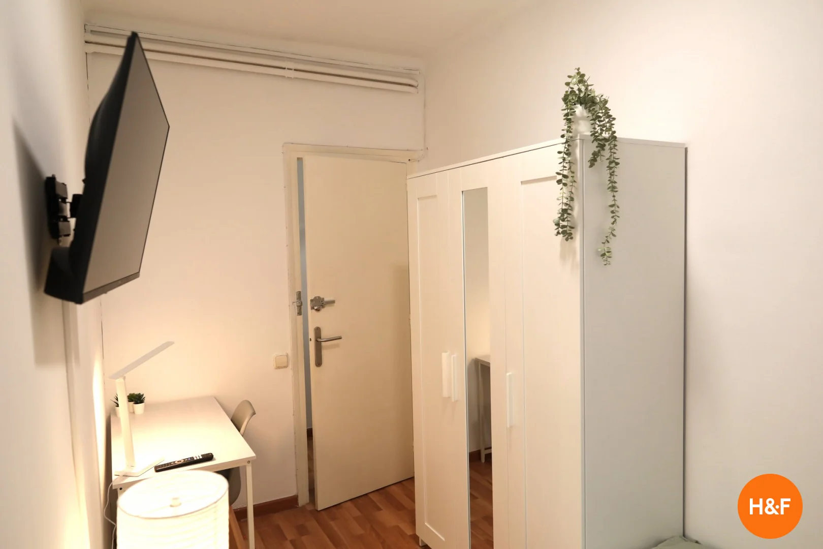 Habitación estudiantil funcional perfecta para estudiar en 