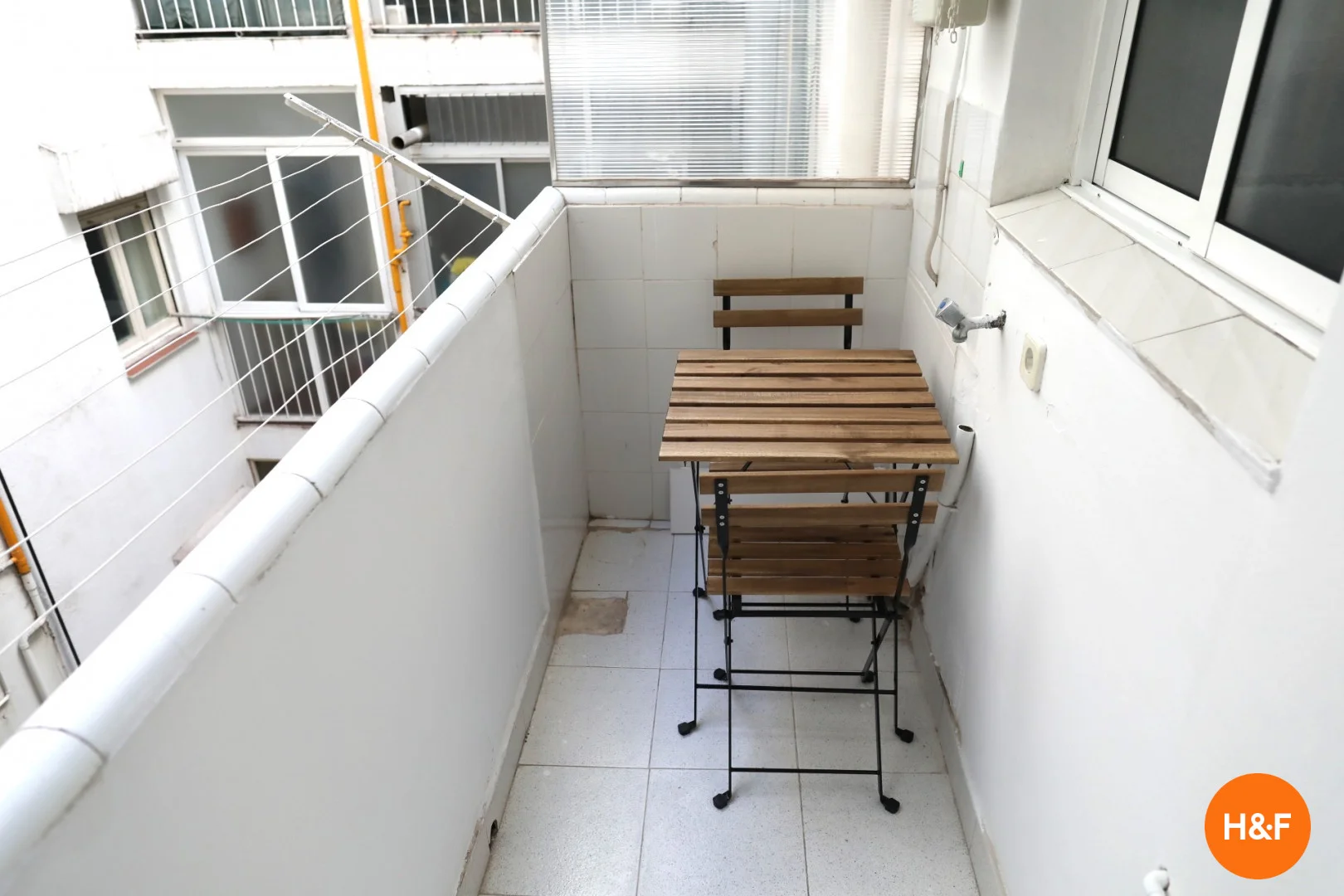 Habitación estudiantil funcional perfecta para estudiar en 